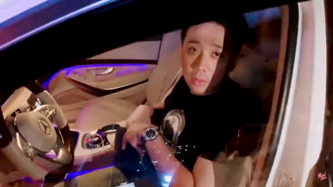 Trấn Thành nghiêm mặt khó chịu.