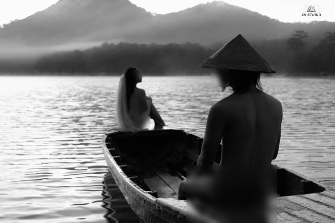 Những hình ảnh một cặp đôi chụp nude tại Đà Lạt đang gây nhiều tranh cãi. Ảnh: Nguyễn Hùng.