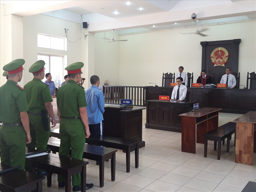 Phiên tòa xét xử tài xế xe khách gây tai nạn khiến 2 trẻ em tử vong tạm hoãn để triệu tập 4 đăng kiểm viên.