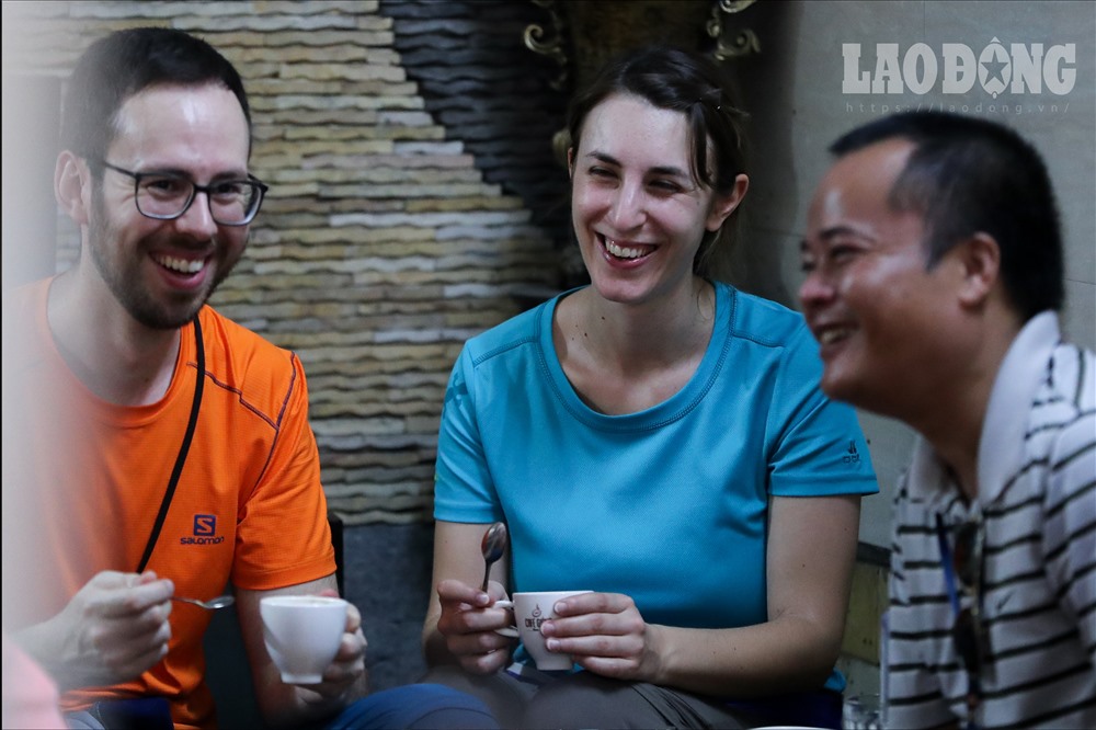 Vị khách - (Pháp) chi sẻ: Hương vị của bia trứng rất lạ và thơm ngon. Chúng có vị béo và thơm của bia. Chúng tôi thường uống bia, chưa bao giờ được uống bia trộn với trứng. Thức uống rất tuyệt vời!”