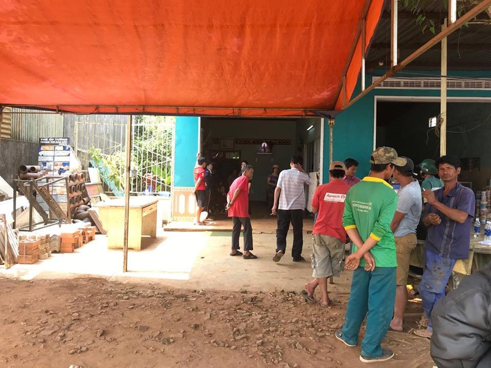 Nhiều người dân hiếu kỳ đang tập trung rất đông ở hiện trường. Ảnh: B.T