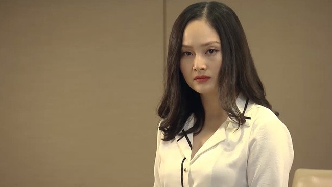 Yến chạm mặt người yêu cũ của chồng trong buổi ra mắt sách.