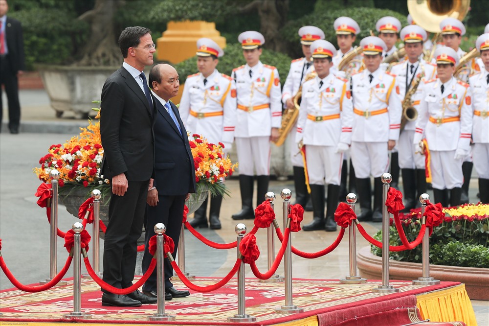 Nghi thức chào cờ trang trọng trong lễ đón Thủ tướng Hà Lan Mark Rutte tại Phủ Chủ tịch. Ảnh: Sơn Tùng