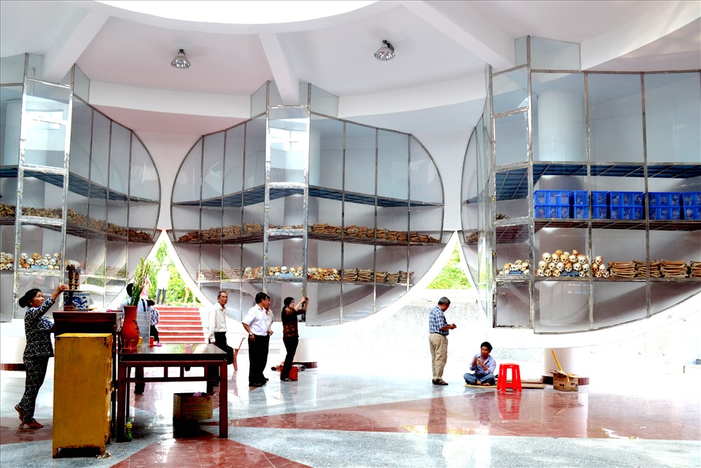 Việc sắp xếp các xương cốt hiện nay chưa thể gây cảm xúc trọn vẹn về căm thù chiến tranh cho người xem. Ảnh: Lục Tùng