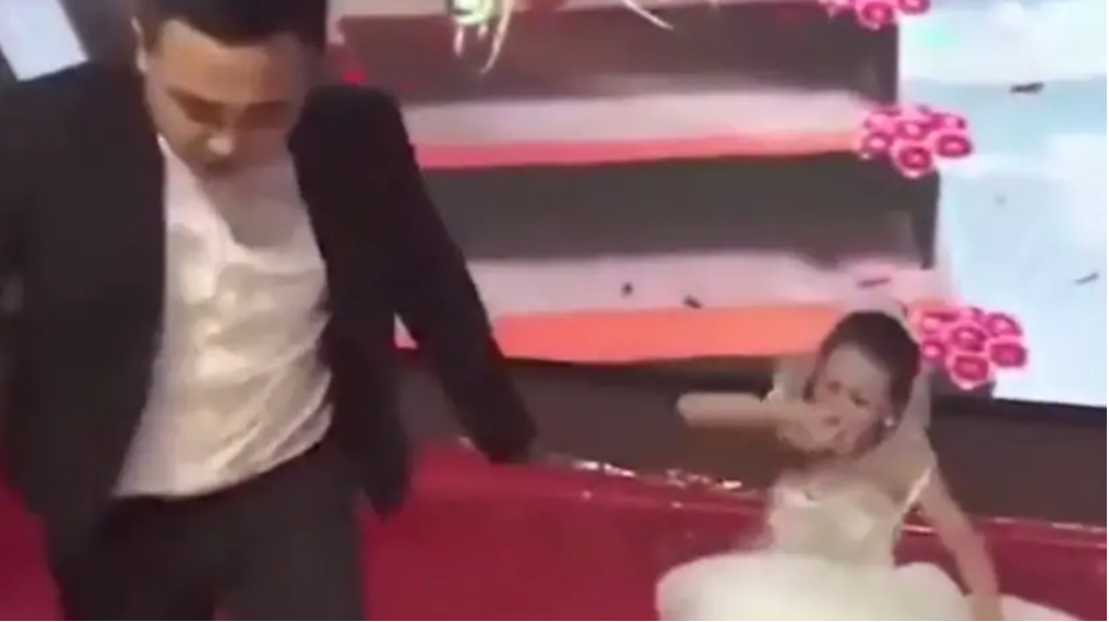 Cộng đồng mạng ủng hộ hành động của cô dâu và chỉ trích người cũ. Ảnh: DT.
