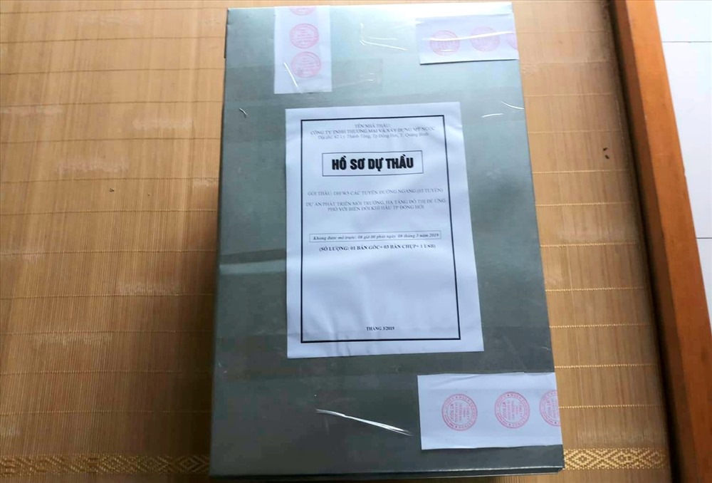 Thùng hồ sơ của công ty ông Mỹ đem về sau khi không nộp để tham gia đấu thầu.