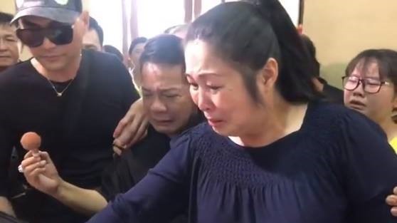 NSND Hồng Vân nghẹn ngào trước linh cữu nghệ sĩ Anh Vũ.