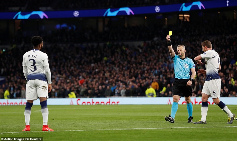 Thẻ vàng cho Rose và penalty cho đội khách. Ảnh: Reuters.