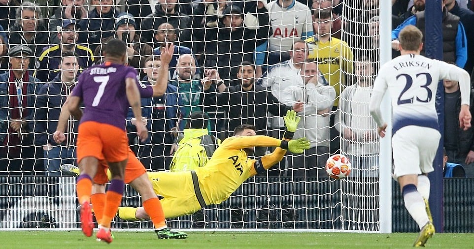 Aguero không thắng được Lloris. Ảnh: Getty.