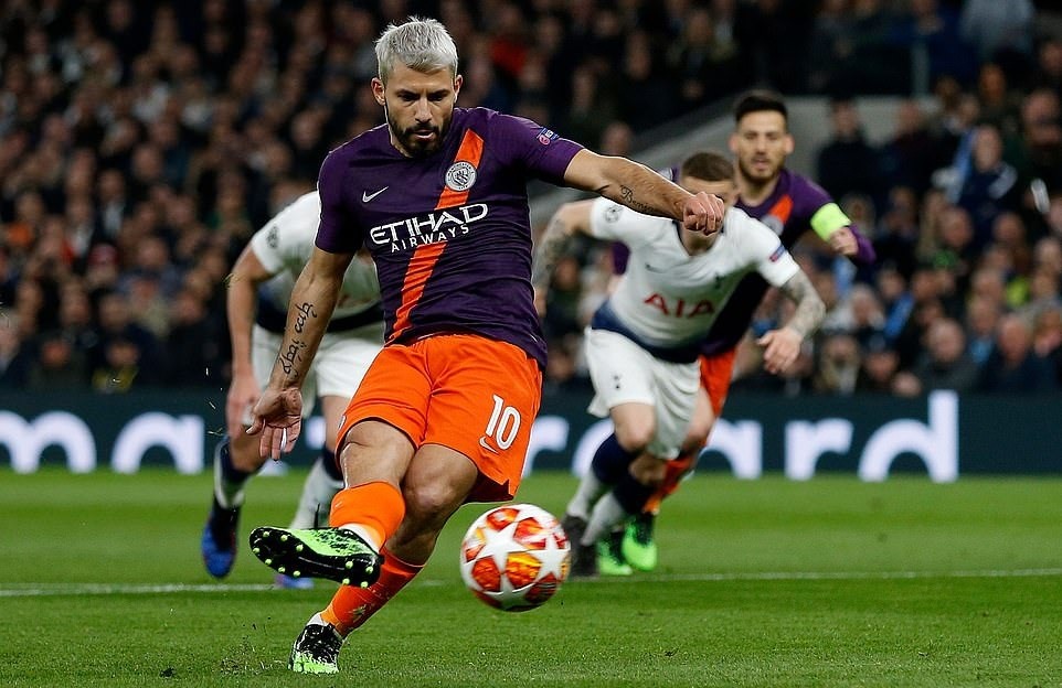 Aguero không thắng được Lloris. Ảnh: Getty.