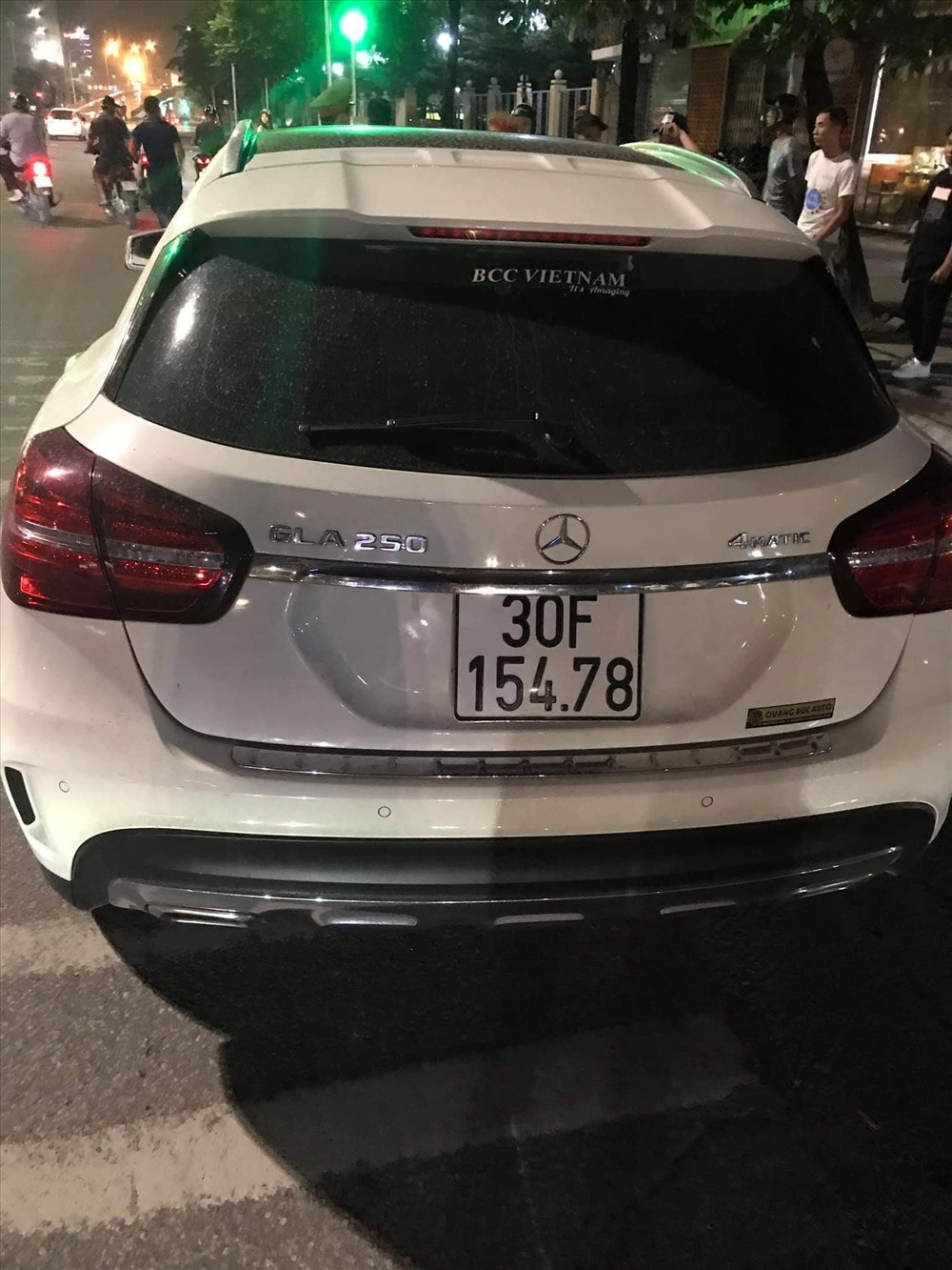 Chiếc xe gây tai nạn rồi bỏ chạy và bị lực lượng chức năng vây bắt. Ảnh: OFFB