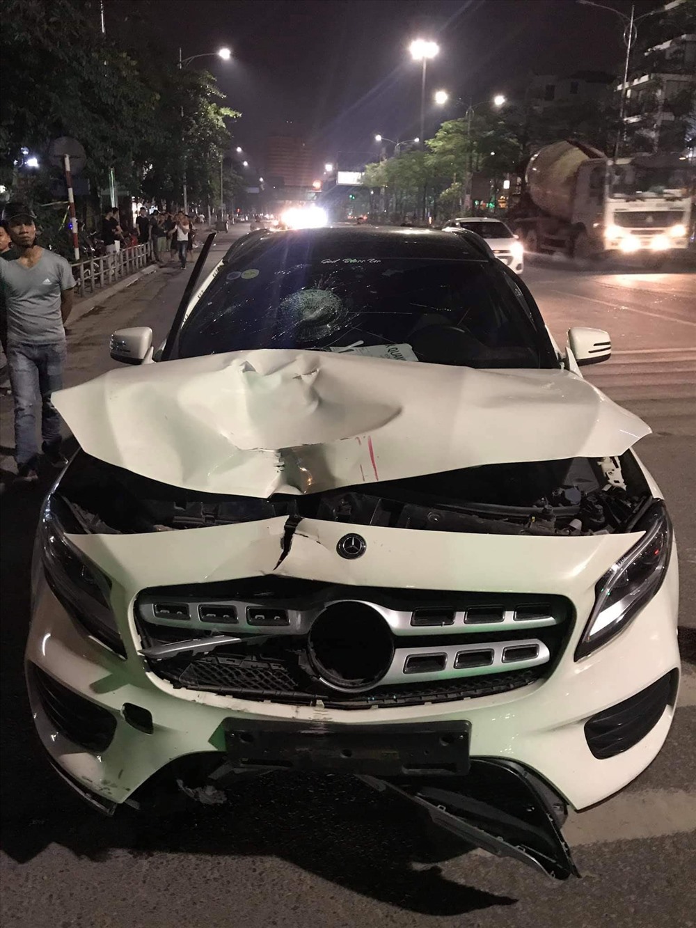 Đầu xe ôtô biến dạng sau khi gây tai nạn. Ảnh: OFFB