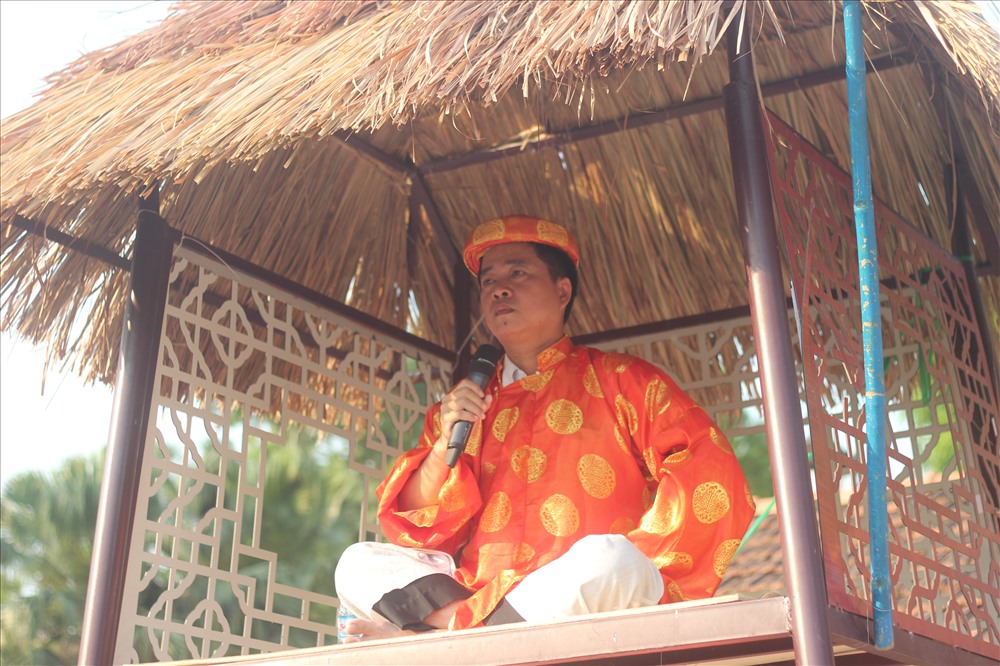 Sau màn “Khai tướng điểm binh“, một hồi trống dài được nổi lên, hai kỳ thủ được biết đến là những “bậc cao thủ” trong làng cờ tướng ở Cố đô Huế ngồi trên chiếc chòi điều khiển quân cờ của mình bằng cách xướng tên các quân cờ và nước đi.