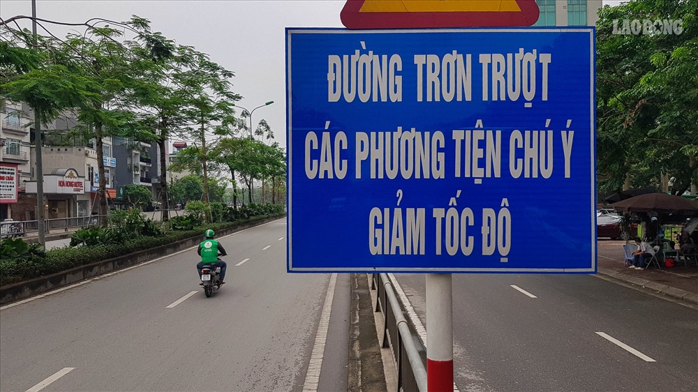 Tôi bán hàng ở đây lâu rồi. Hầm Kim Liên thường xuyên tai nạn, đặc biệt là những ngày mưa hay đêm tối. Vừa tuần trước mới có một vụ, đêm qua lại một vụ nữa. Tôi thấy hầu như những người xuống đường dốc hầu này đều phóng nhanh và không giảm ga. Đi qua đây tôi rất sợ, cảm giác cứ bị hút vào, đáng ra mình đi chậm lại thành đi nhanh. Tôi đi quen thì hay giảm ga để đảm bảo an toàn, còn những người không biết thì họ cứ để vậy mà đi”.