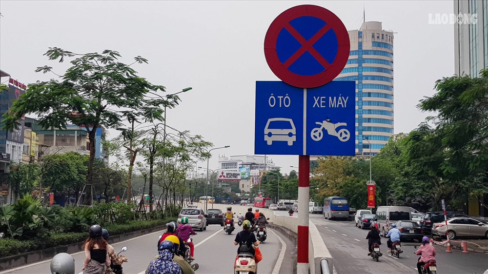 Anh Nguyễn Viết Tính, một tài xế taxi chia sẻ: “Tôi thường xuyên đưa đón khách qua hầm Kim Liên. Qua báo đài và mạng xã hội, thỉnh thoảng tôi lại thấy có một vụ tai nạn ở đây. Theo tôi thấy, về chủ quan, nguyên nhân chính gây tai nạn chủ yếu là do các phương tiện lưu thông qua đây không đúng làn đường và giữ khoảng cách an toàn. Về khách quan, bên trong hầm tầm quan sát kém, làn đường theo tôi là quá hẹp nên lái xe dễ tai nạn”.