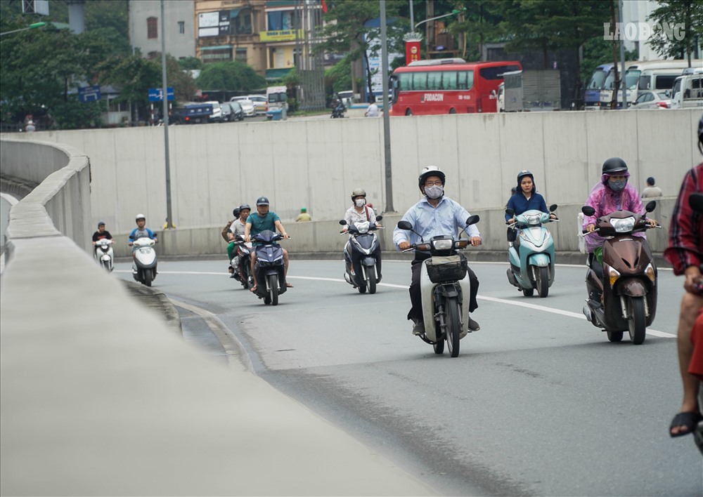 Bên cạnh đó, một số tàiTrong khi đó, nhiều tài xế cho rằng, ý thức người tham gia giao thông chưa tốt kèm theo những bất cập của đường hầm đã dẫn đến nhiều vụ tai nạn thương tâm. xế cho rằng