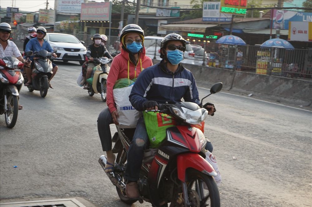 Người dân lỉnh kỉnh đồ đạc trở lại TPHCM sau nghỉ lễ.