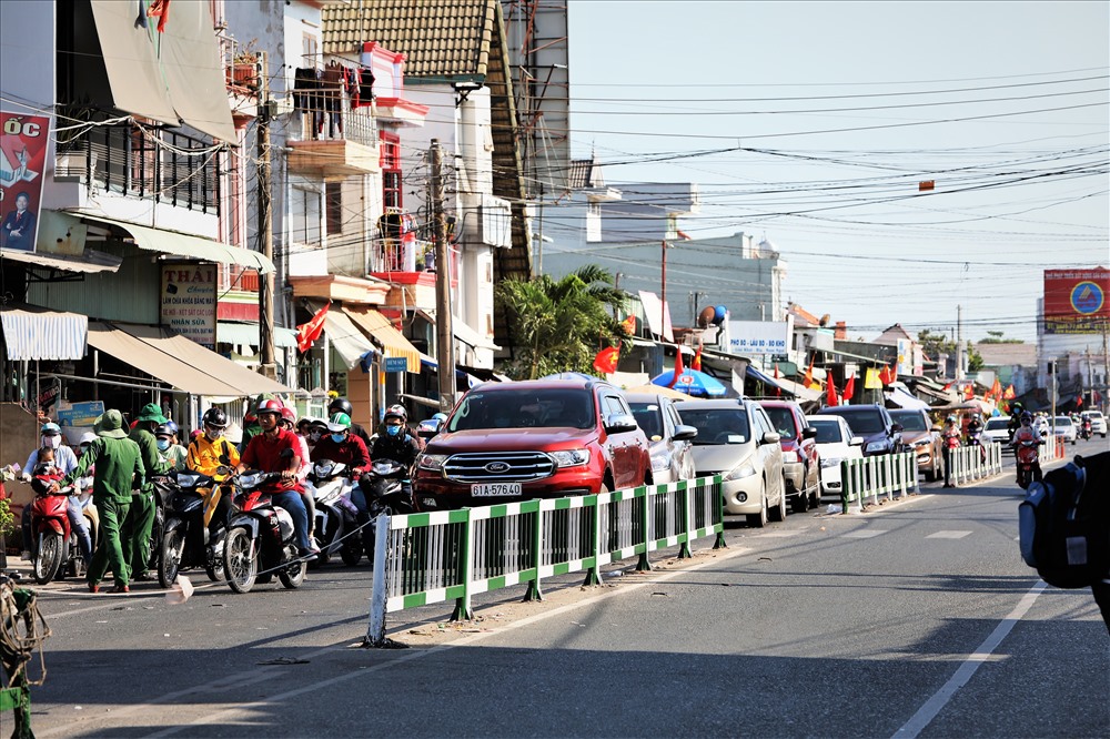 Dòng xe cộ chờ qua phà Cát Lái để về lại TPHCM sau kỳ nghỉ lễ dài 5 ngày. Ảnh: Trường Sơn