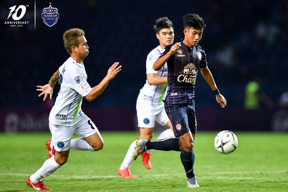 Thần đồng 16 tuổi thường xuyên thi đấu trong màu áo ĐKVĐ Buriram United. Ảnh Buriram United