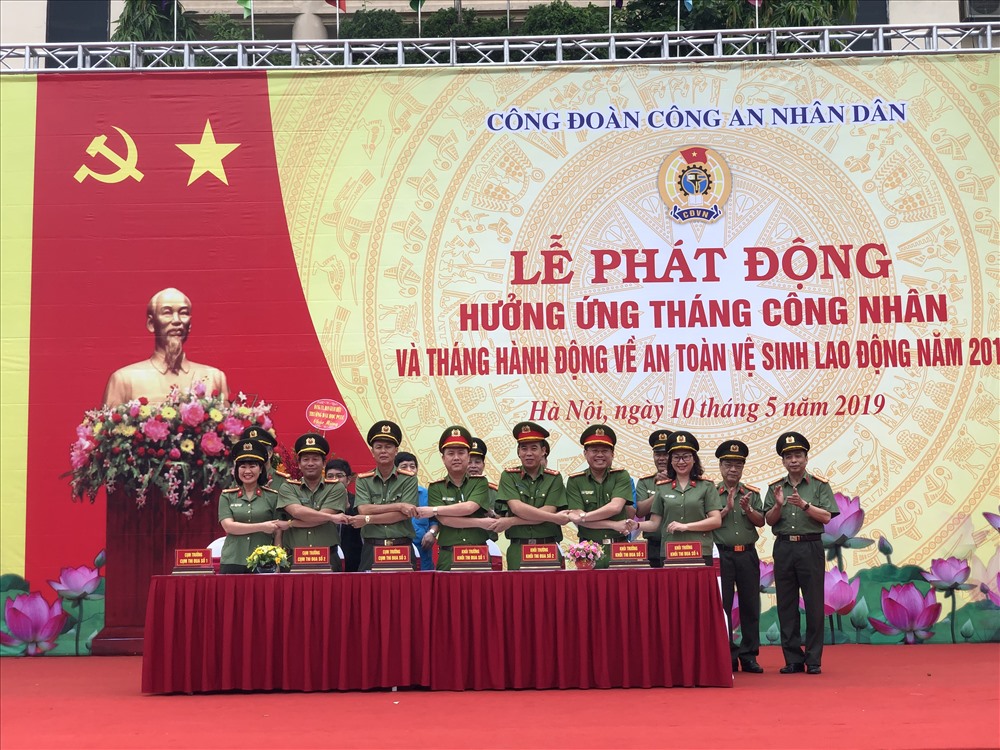 Các cụm, khối thi đua CĐ cấp trên trực tiếp cơ sở và CĐCS trong CAND đã ký giao ước thi đua.