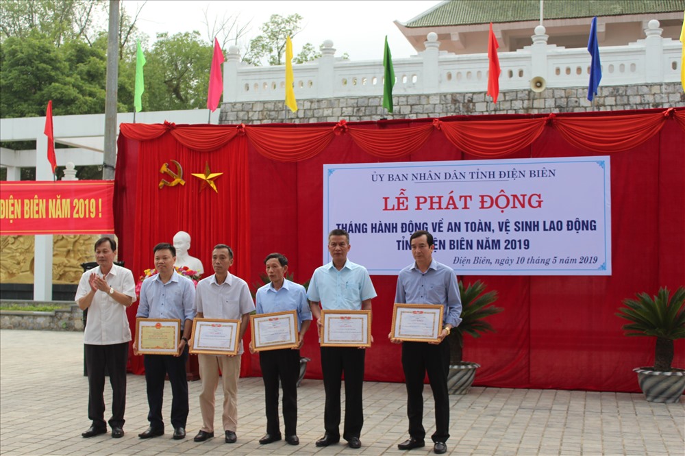 Trao bằng khen cho cá nhân có thành tích xuất sắc trong công tác ATVSLĐ năm 2018