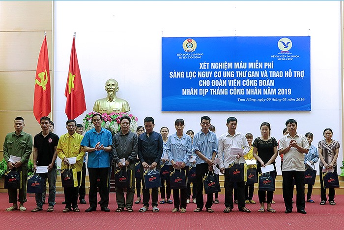 Đồng chí Nguyễn Hải – TUV, Chủ tịch LĐLĐ tỉnh; đồng chí Nguyễn Hồng Khanh – Phó Bí thư TT Huyện ủy, Chủ tịch HĐND huyện trao quà cho các gia đình đoàn viên có hoàn cảnh khó khăn