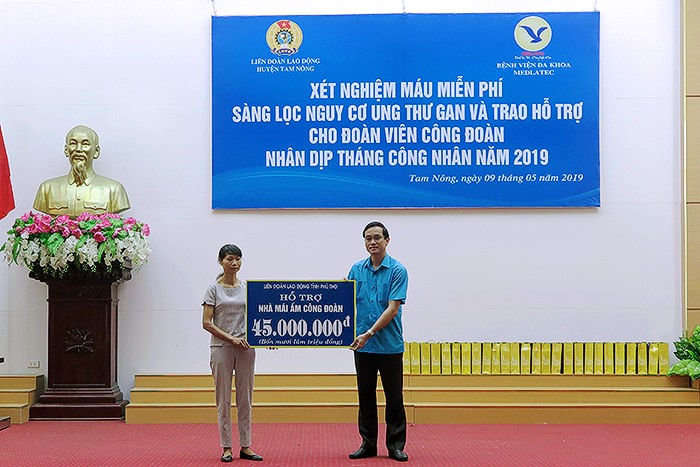 Đồng chí Nguyễn Hải – TUV, Chủ tịch LĐLĐ tỉnh trao 45 triệu đồng hỗ trợ trợ xây dựn nhà “ Mái ấm công đoàn”