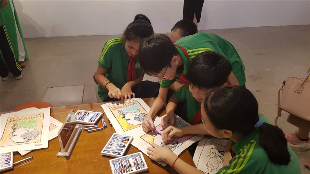 Học sinh tham gia hoạt động in tranh khắc gỗ về Chủ tịch Hồ Chí Minh từ một số bức tranh mẫu được lựa chọn trong trưng bày