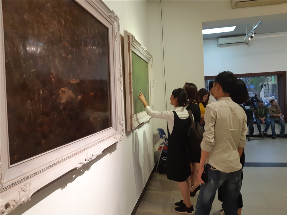 Triển lãm thu hút đông đảo người xem. Ảnh PV