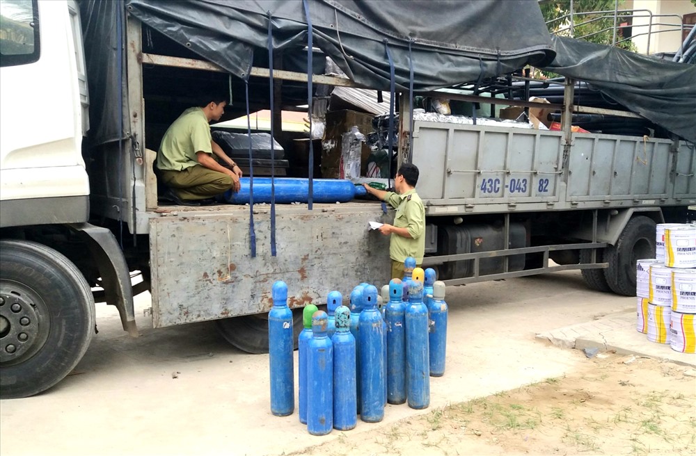 “Khí gây cười” được vận chuyển trái phép trên xe. Ảnh: Lê Phi Long