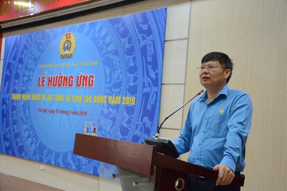 Phó Chủ tịch Tổng LĐLĐVN Phan Văn Anh phát biểu tại buổi lễ. Ảnh: Quốc Thế