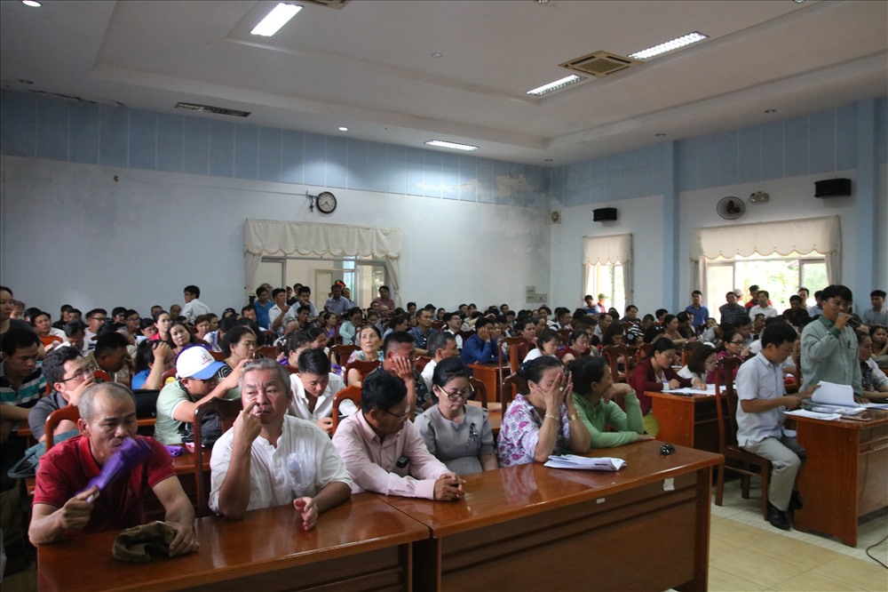 Hàng trăm người dân tại buổi đối thoại. Ảnh: Đ.V