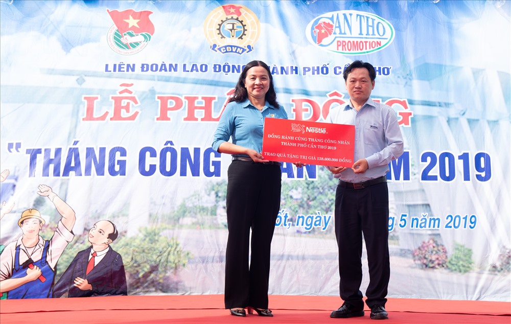 Phó Chủ tịch LĐLĐ TP Cần Thơ nhận tượng trưng quà tặng từ đại diện Nestlé Việt Nam.