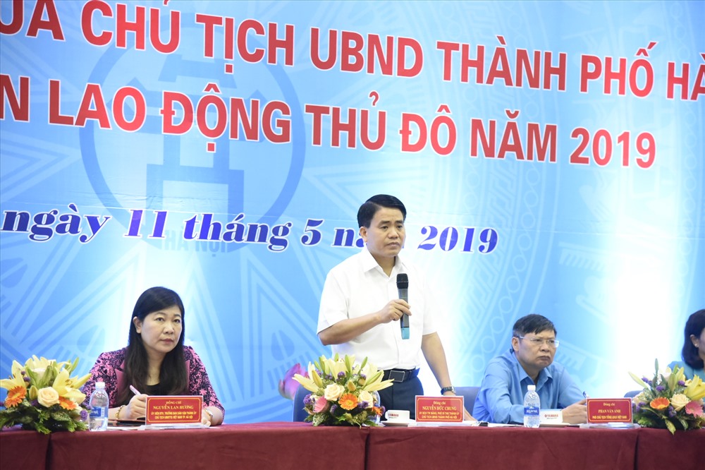 Đồng chí Nguyễn Đức Chung, Uỷ viên TƯ Đảng, Chủ tịch UBND TP.Hà Nội trực tiếp trả lời các kiến nghị của CNLĐ thủ đô. Ảnh: Công Nguyễn