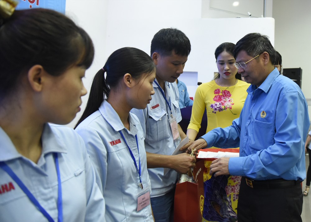 Phó Chủ tịch Tổng LĐLĐVN Phan Văn Anh trao quà cho CNLĐ có hoàn cảnh khó khăn. Ảnh: Công Nguyễn