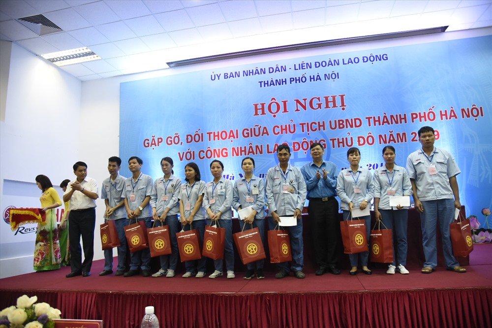 Lãnh đạo Tổng LĐLĐVN và UBND TP.Hà Nội tặng quà cho CNLĐ có hoàn cảnh khó khăn. Ảnh: Công Nguyễn
