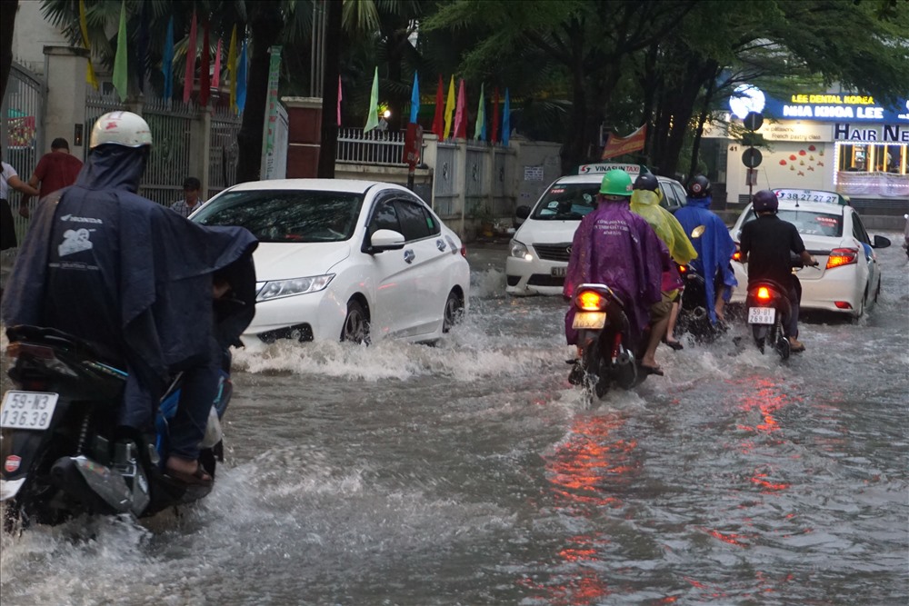 Mang tiếng là khu nhà giàu nhưng khu vực Thảo Điền cứ mưa là ngập.