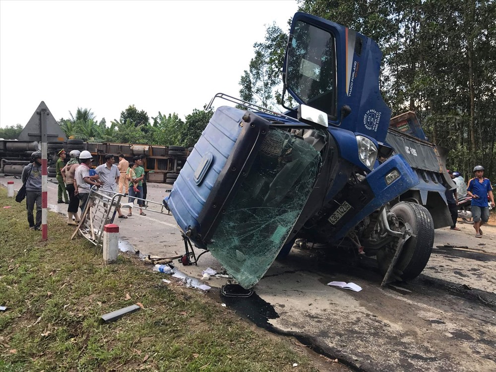 Đầu xe tải bị biến dạng sau tai nạn.