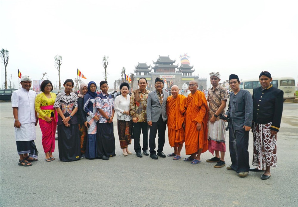 Đoàn đại biểu Indonesia chụp ảnh lưu niệm trước khi vào dự đại lễ. 