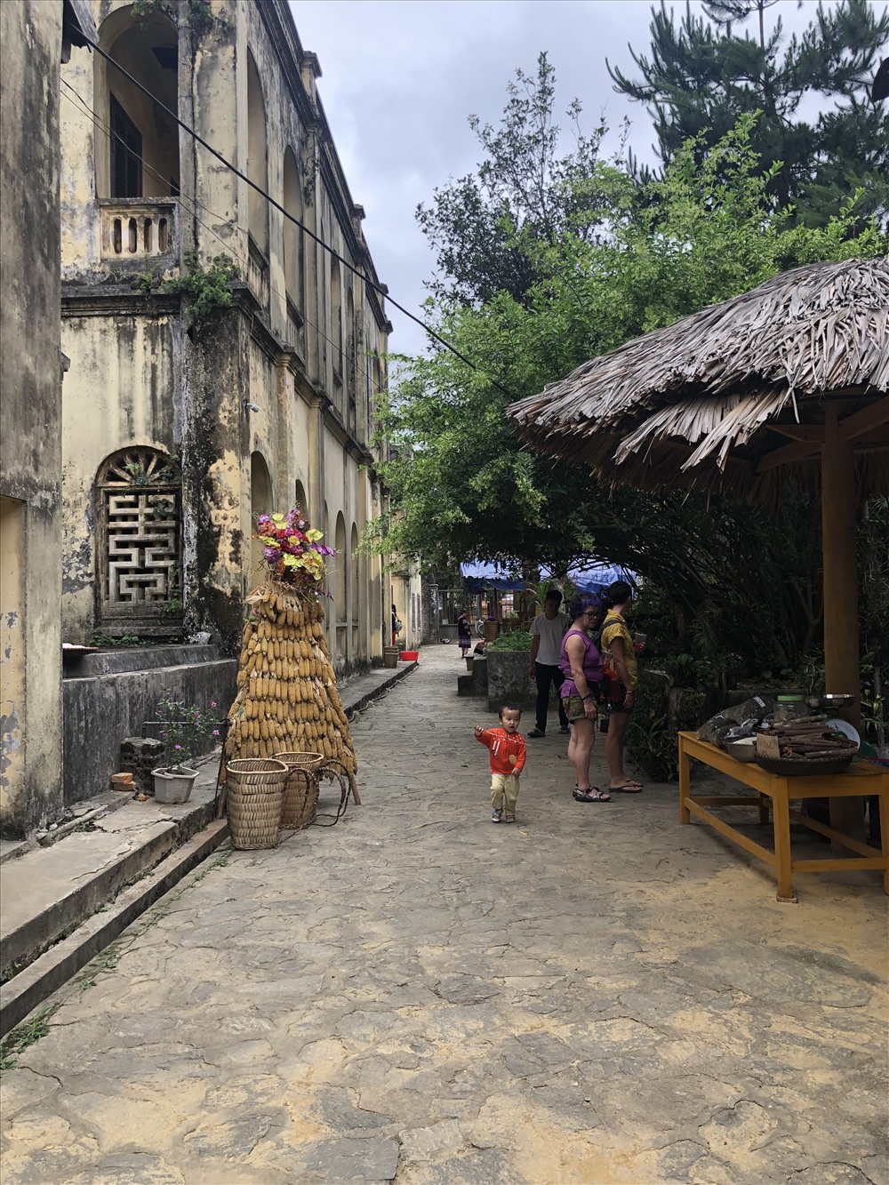 Phía sau khuôn viên dinh Hoàng A Tưởng là khu bán hàng với dịch vụ cho thuê gùi để khách chụp ảnh.