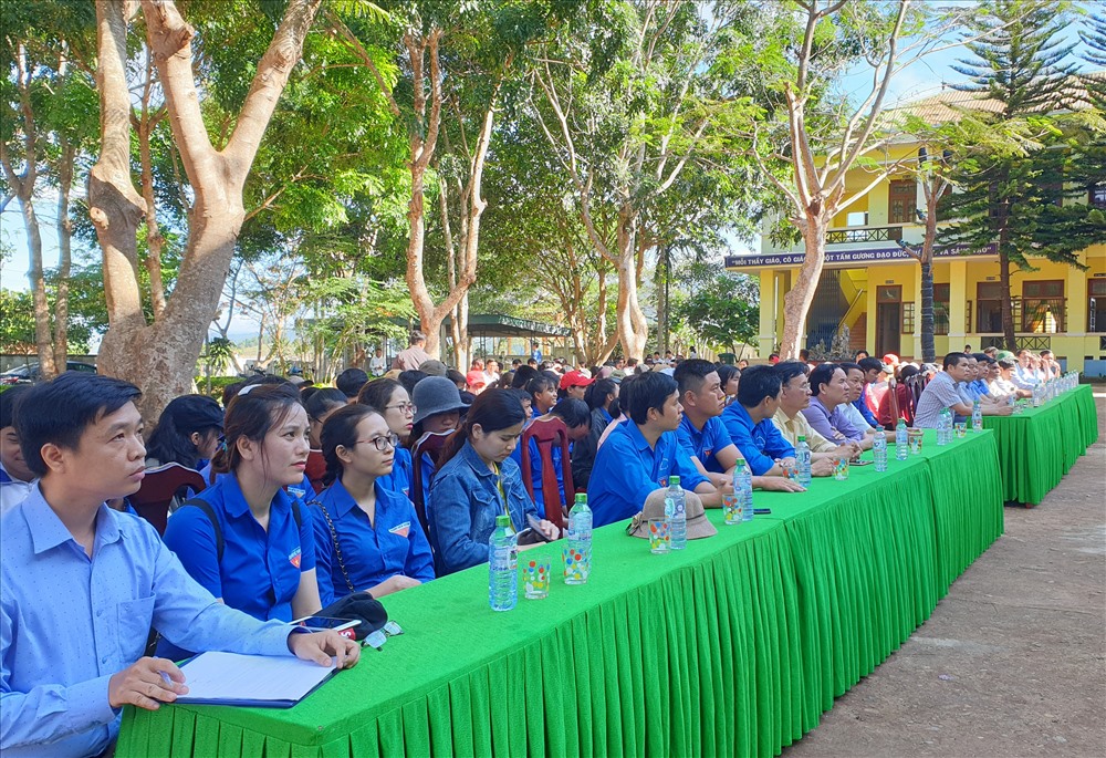 Đại biểu và giáo viên, học sinh dự lễ phát động “Ngày chủ nhật vàng ra quân trồng hoa dã quỳ“. Ảnh: Hưng Thơ.