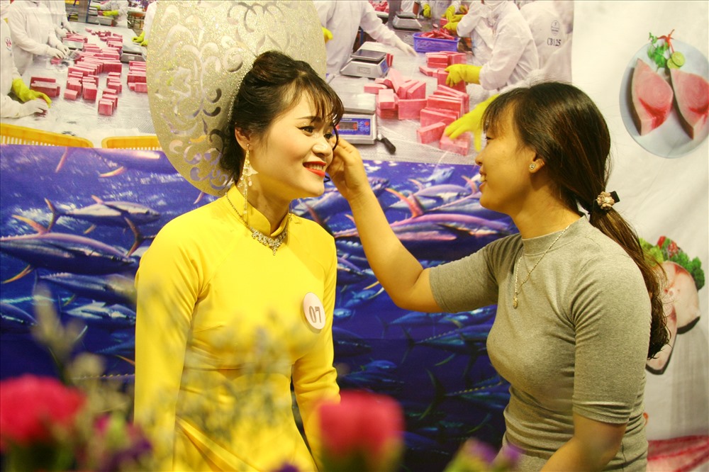 Trước giờ thi thí sinh đến từ CĐ công ty TNHH Thủy sản Hồng Ngọc được chị em đồng nghiệp hỗ trợ, động viên. Ảnh: P.L