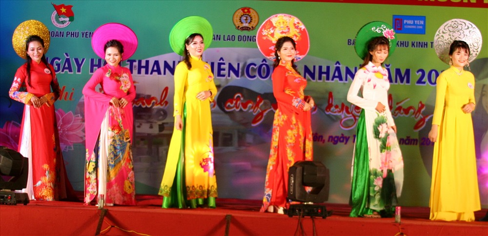 Dù chỉ có thời gian rất ngắn để chuẩn bị nhưng các nữ công nhân tham gia thi đêm nay đã tặng cho khán giả nhiều niềm vui sau ngày làm việc vất vả. Chung cuộc thí sinh Phan Thị Thu Diễm (thứ 4 từ trái sang) đến từ CĐ Công ty TNHH Harry And xuất sắc dành giải nhất hội thi. Ảnh: P.L