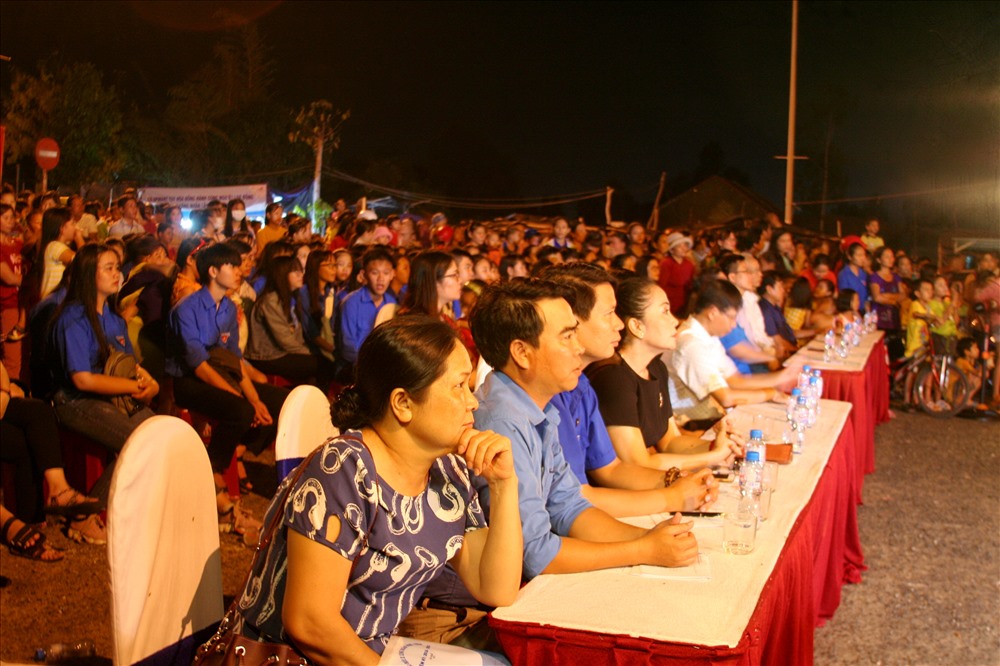 Rất động công nhân lao động tại khu công nghiệp Hòa Hiệp theo dõi, cổ vũ cho các thí sinh tham gia hội thi. Ảnh:P.L
