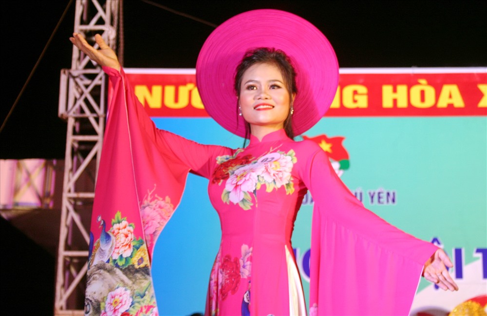 Thí sinh Đinh Thị Quyên Chi được nhiều khán giả đánh giá cao với màn thể hiện duyên dáng, tự tin thể hiện được vẻ đẹp trên sân khấu. Ảnh: P.L