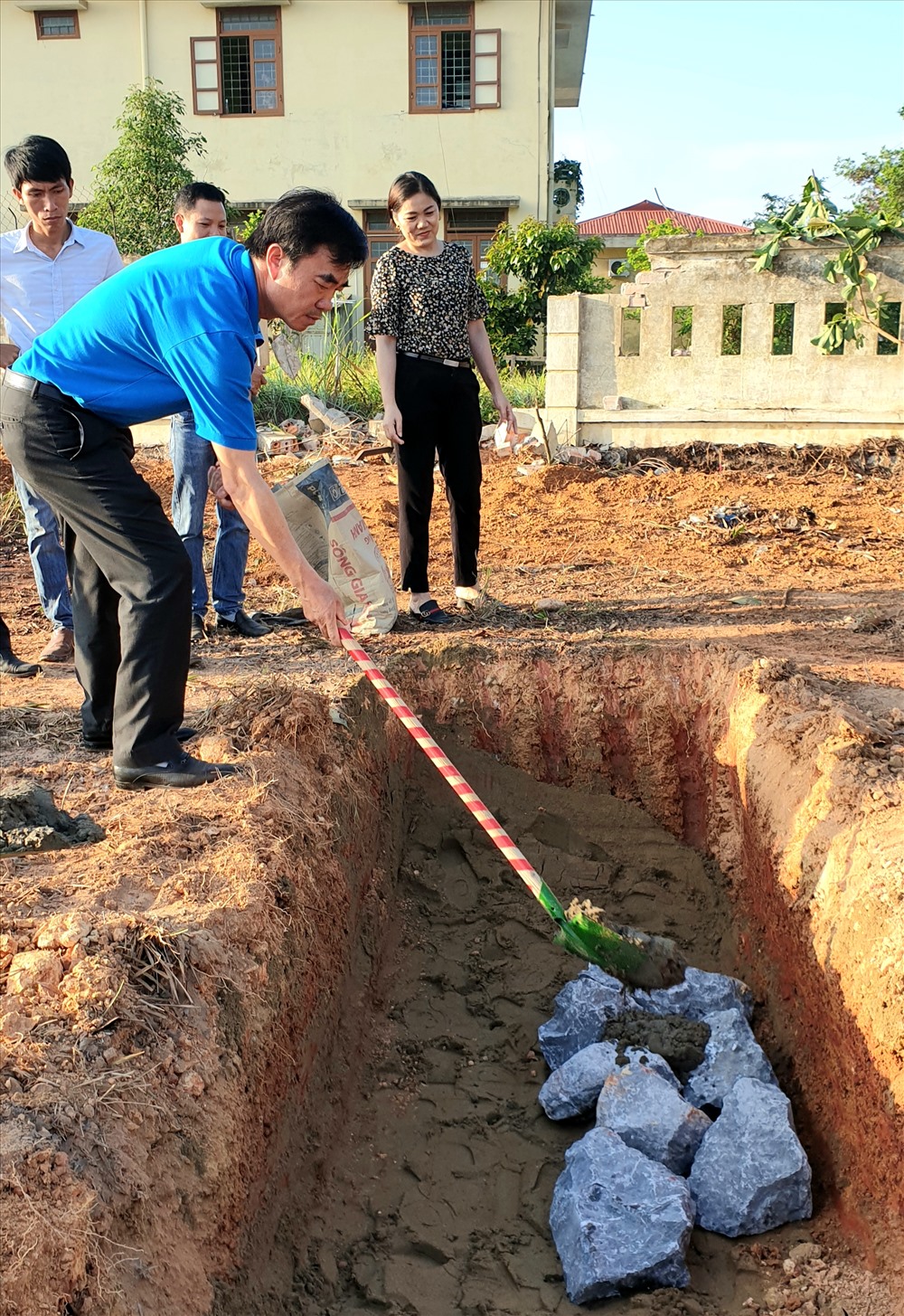 Chủ tịch LĐLĐ Quảng Bình Nguyễn Lương Bình động thổ xây dựng công trình, đâp ứng nguyện vọng của CNLĐ tại khu vực Khu Công nghiệp và vùng lân cận. Ảnh: Lê Phi Long