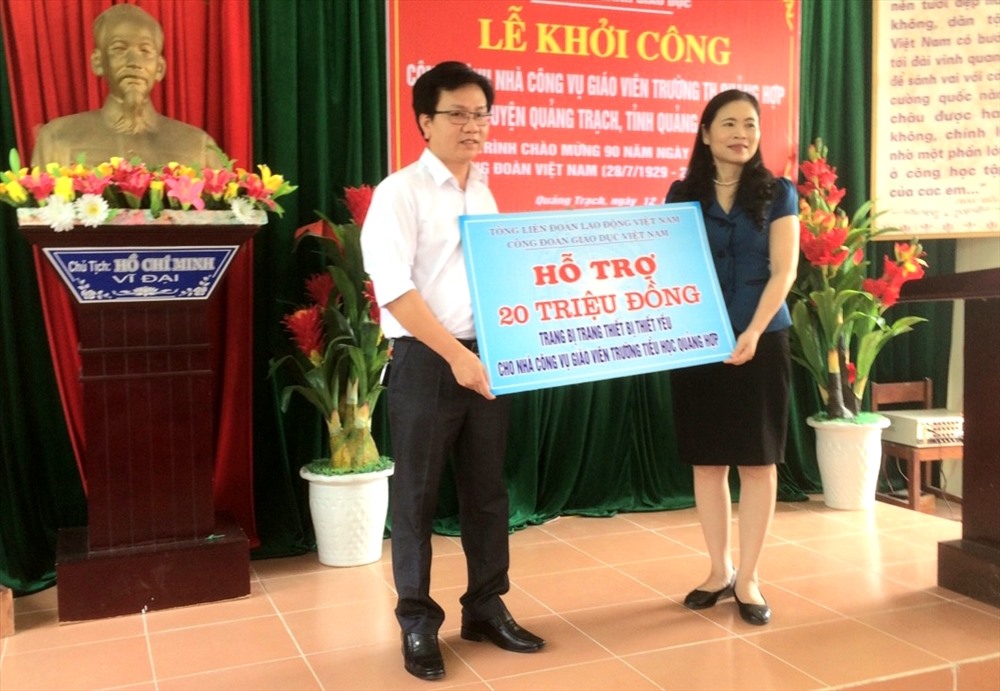 CĐ Giáo dục Việt Nam hỗ trợ 20 triệu đồng giúp nhà trường trang bị các thiết bị thiết yếu. Ảnh: Lê Phi Long