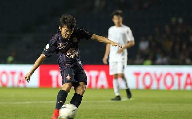 Xuân Trường lập siêu phẩm đá phạt ở Buriram United.