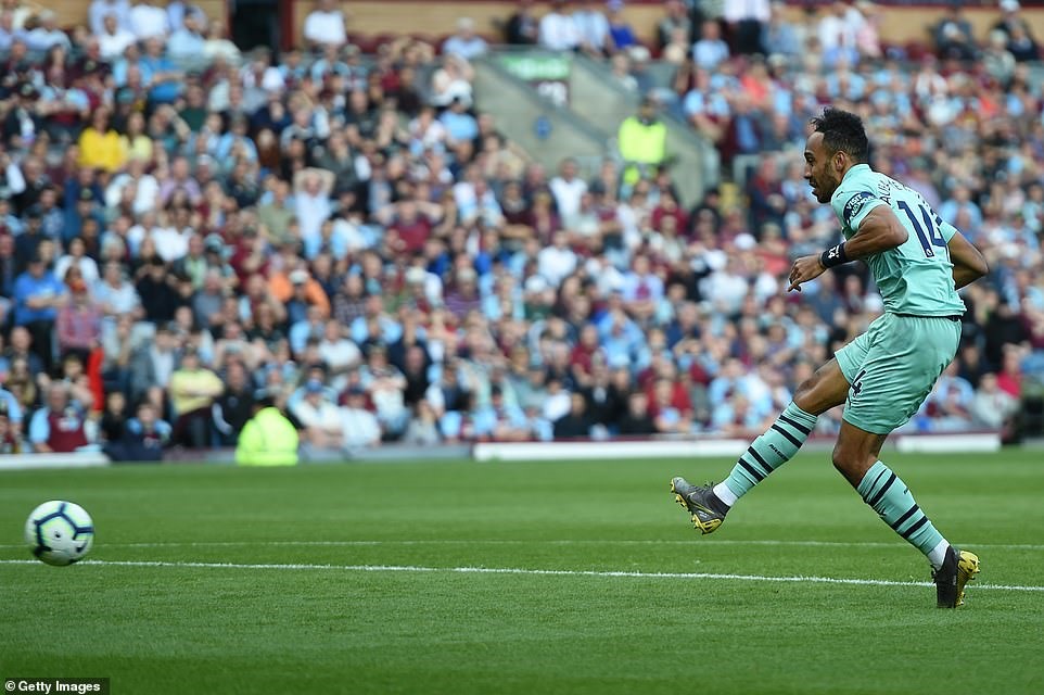 Bàn mở tỷ số của Aubameyang vào lưới Burnley. Ảnh: Getty Images.