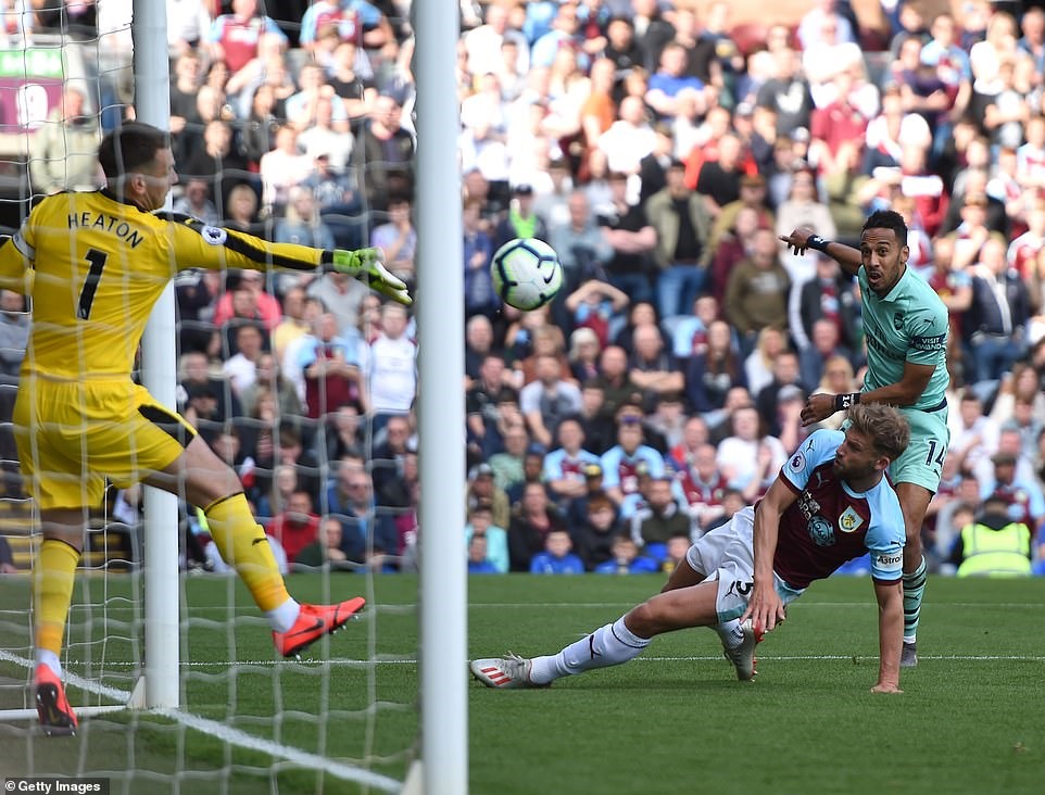 Aubameyang (áo xanh) ghi bàn thứ 22 tại Premier League 2018-2019. Ảnh: Getty Images.